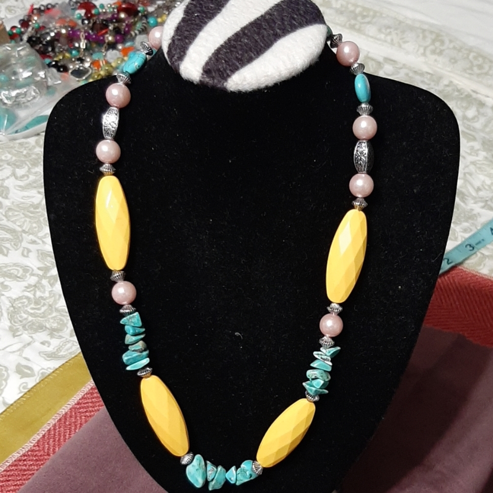 a woman necklace 9 inches